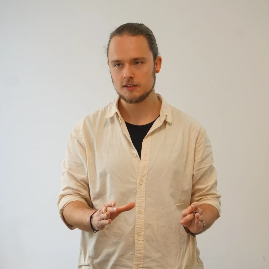 Referent erklärt Inhalte mit Handgesten während eines Workshops in einem Seminarraum.